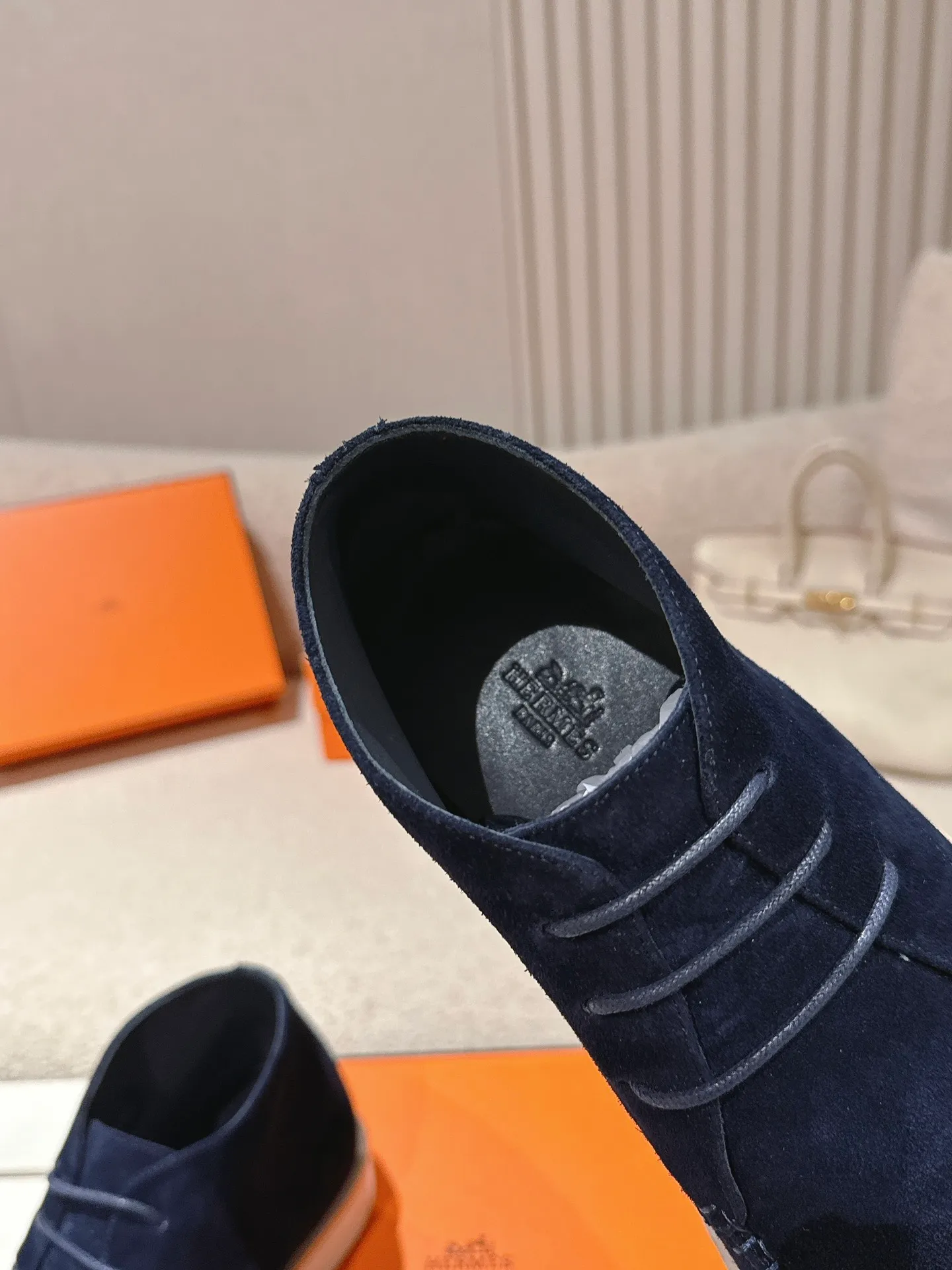 Men's Men's Shoes 660💰 Hermes men's size #26ss calfskin derby shoes, decorated with signature "H Diamant" details for a stylish and casual style. Fabric: Cow suede Lining: Mixed sheep lining Outsole: Genuine leather welt + original TPU Bottom thickness: 3CM Code number: 39-45 (customized at 46.47)